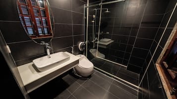 Dortoir Partagé Standard | Salle de bain | Douche, douche à « effet pluie », bidet, papier toilette