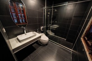 Standaard slaapzaal | Badkamer | Een douche, een regendouche, een bidet, toiletpapier