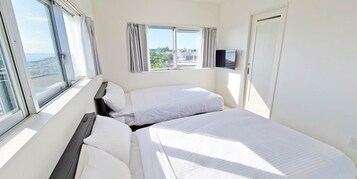 Habitación con 2 camas individuales, vistas al mar | Escritorio, wifi gratis, ropa de cama