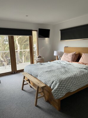 5 bedrooms, WiFi - Family friendly Bali inspired retreat (Rye)