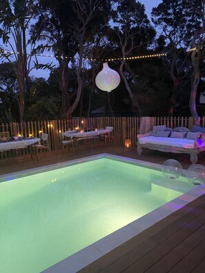 Una piscina al aire libre, una piscina climatizada