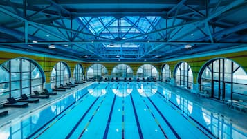 Una piscina techada, una piscina al aire libre de temporada
