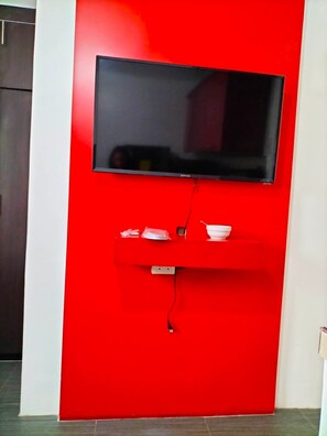 エコノミー シングル ルーム シングルベッド 1 台 | リビング エリア | 43 インチの薄型テレビ (デジタル放送視聴可)、テレビ