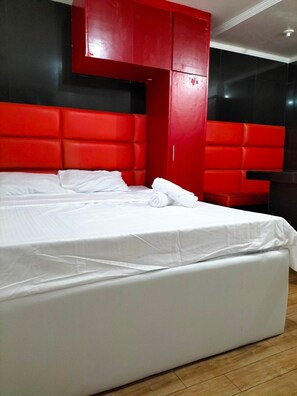 Habitación Deluxe | Ropa de cama hipoalergénica, minibar, muebles diferentes y escritorio 