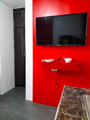 Quarto solteiro econĂŽmico, 1 cama de solteiro | Ărea de estar | TV de tela plana 43 polegadas com canais digitais, TV