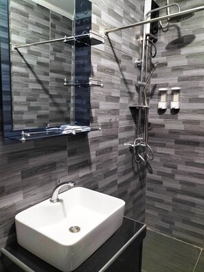Deluxe Room | Bathroom | Shower, rainfall showerhead, slippers, towels