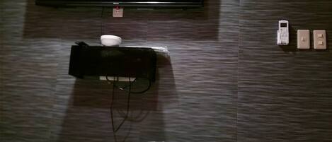 Hypo-allergenic bedding, minibar, individually furnished, desk