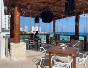Outdoor dining - Ocean view, Beachclub, Restaurant, 2 Pools, 5 Ppl (CancÃºn)