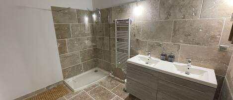 Douche, serviettes fournies, savon, shampoing