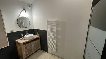 Shower, towels, soap, shampoo