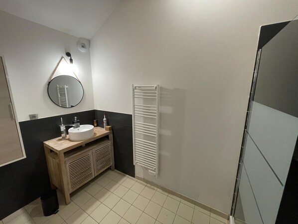 Ducha, toallas, jabón y champú