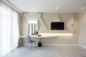 Minibar, brankas, ruang kerja ramah laptop, dan Wi-Fi gratis