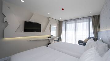 Habitación Premier con 2 camas individuales, vista al río | Minibar y caja de seguridad en la habitación