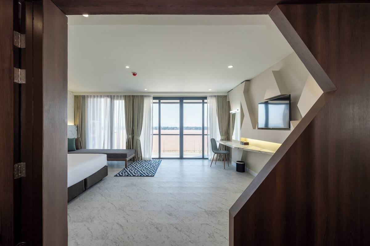 Habitación ejecutiva con 2 camas individuales, vistas al río | Minibar, caja fuerte, espacio para trabajar con un portátil