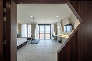 Executive Twin Room, River View | Minibar, in-room safe, laptop workspace, free WiFi