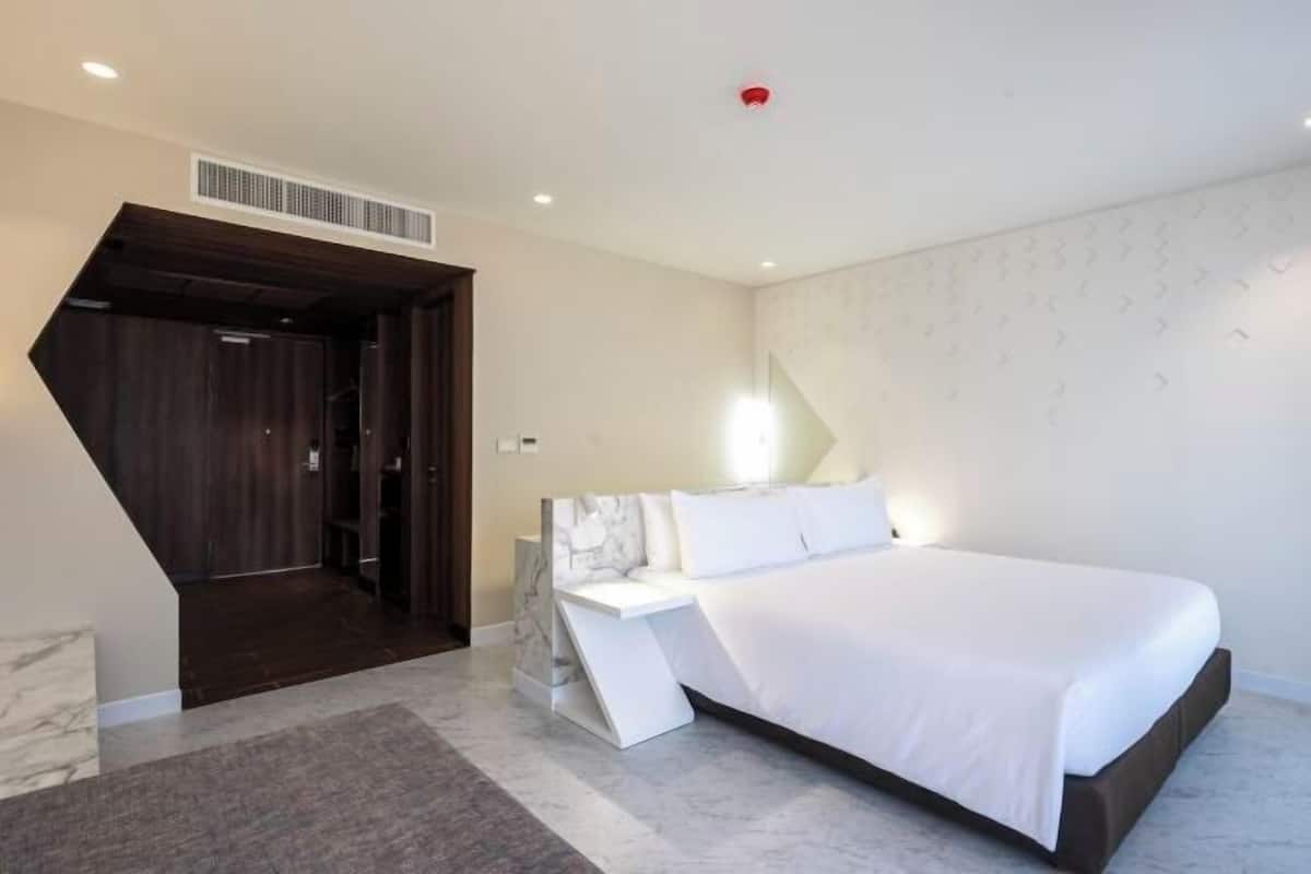 Minibar, in-room safe, laptop workspace, free WiFi