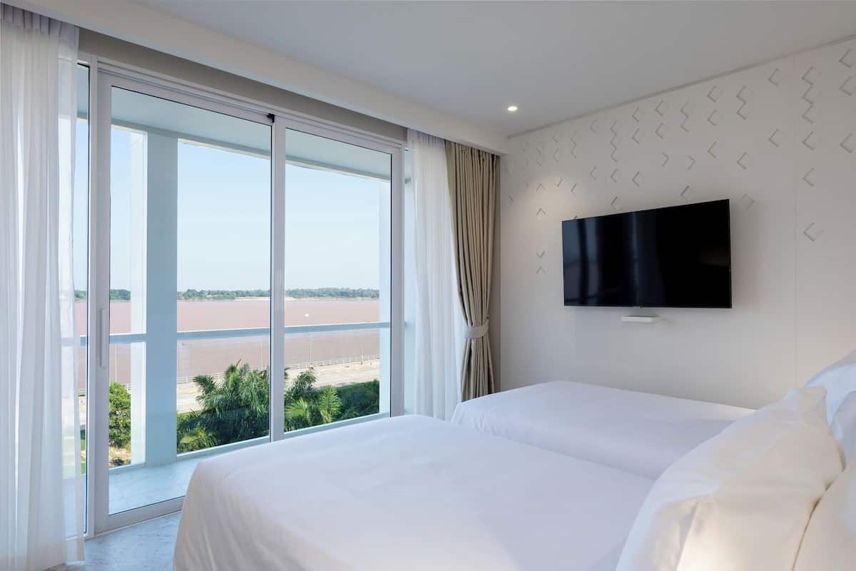 Habitación Deluxe con 2 camas individuales, vistas al río | Minibar, caja fuerte, espacio para trabajar con un portátil