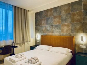 Habitación Confort con 1 cama doble o 2 individuales | Sábanas de algodón egipcio y ropa de cama de alta calidad