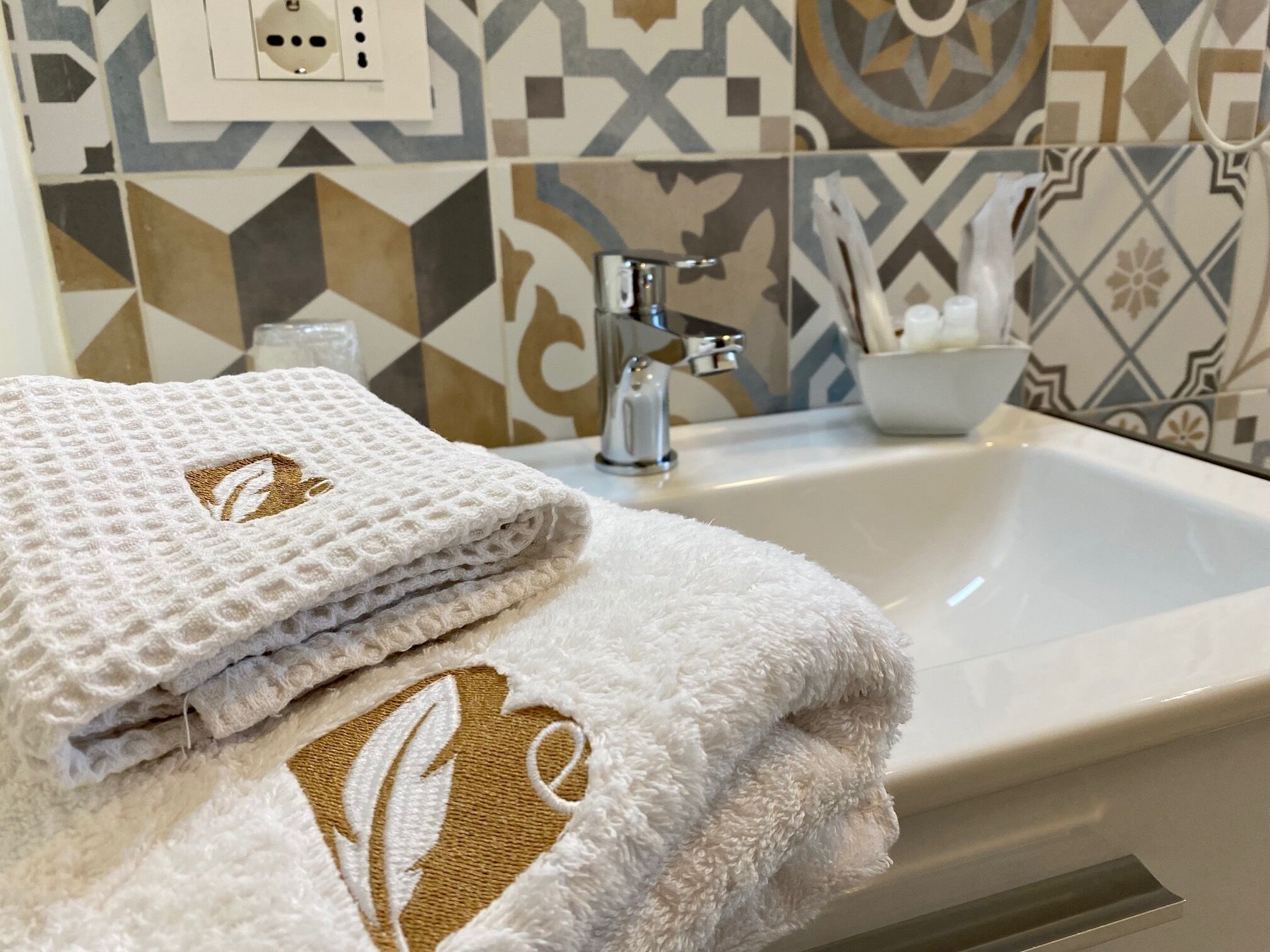 Comfort-Doppel- oder -Zweibettzimmer | Badezimmer | Dusche, kostenlose Toilettenartikel, Haartrockner, Hausschuhe