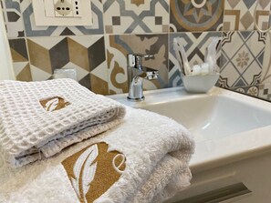 Comfort Double or Twin Room | Bathroom | Shower, free toiletries, hair dryer, slippers - Alloggi Be Deluxe  (Isernia)