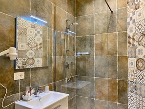 Comfort eenpersoonskamer | Badkamer | Een douche, gratis toiletartikelen, een haardroger, pantoffels