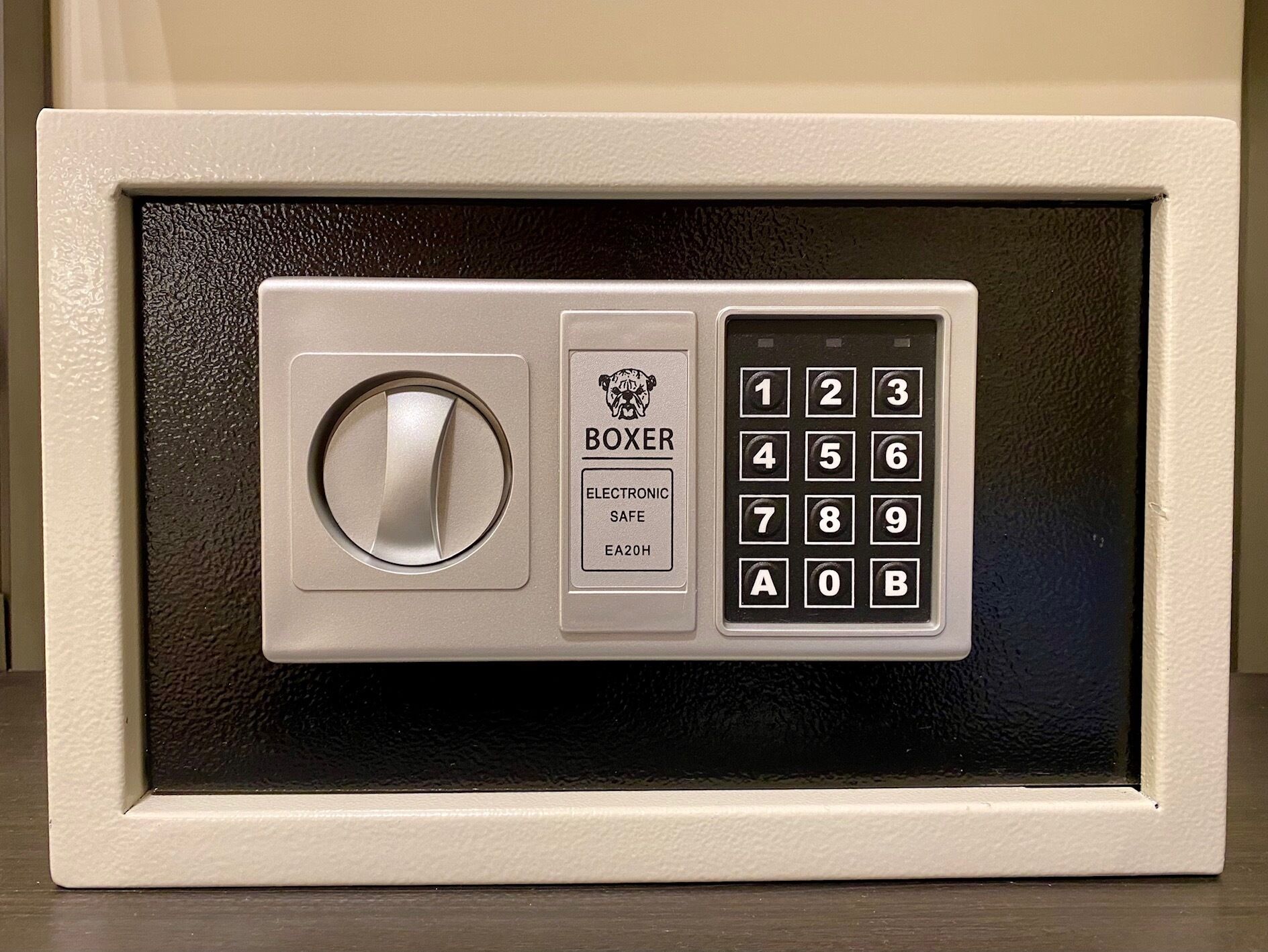 Un clavier doté d’un bouton rond et d’un pavé numérique, portant la mention « COFFRE-FORT ÉLECTRONIQUE BOXER EA20H ».