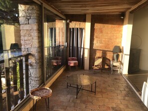 Terrace/patio - Lovely, sunny, very quiet apartment facing south in Sanary sur mer  (Sanary-sur-Mer)
