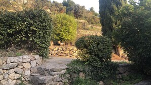 A stone wall with a stone staircase leading up a hill. - Lovely, sunny, very quiet apartment facing south in Sanary sur mer  (Sanary-sur-Mer)