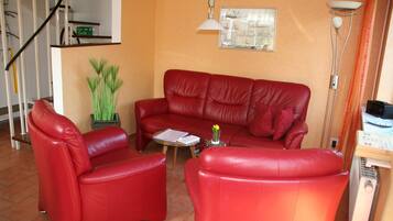 Een televisie, een dvd-speler, boeken en een stereo