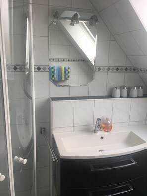 Ducha, secador de pelo, toallas, jabón