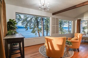 TV, fireplace, offices - Fairyland Cottage: Waterfront+Hot Tub+Beach+Clam (Poulsbo)