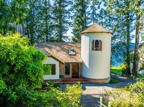 Exterior - Fairyland Cottage: Waterfront+Hot Tub+Beach+Clam (Poulsbo)