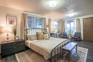 4 bedrooms, iron/ironing board, travel crib, WiFi - Fairyland Cottage: Waterfront+Hot Tub+Beach+Clam (Poulsbo)