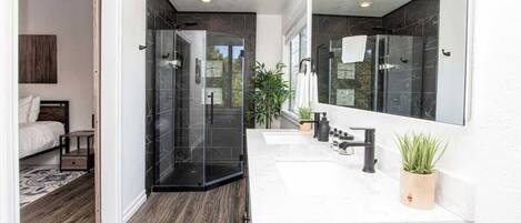 Banheira, secador de cabelo, toalhas de banho