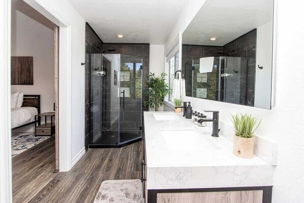 Tina, secadora de cabello, toallas 