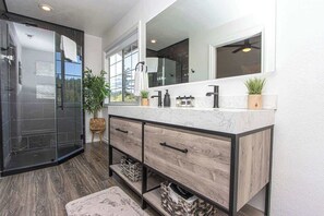 Tina, secadora de cabello, toallas 