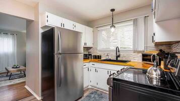 Frigorifero, microonde, forno, piano cottura