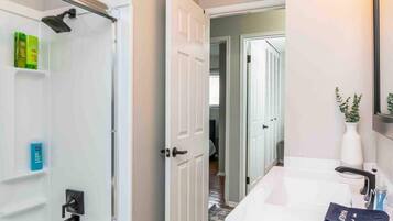 Hårføner, håndklær, såpe og sjampo