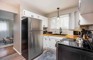 Refrigerador, microondas, horno y parrilla de estufa 