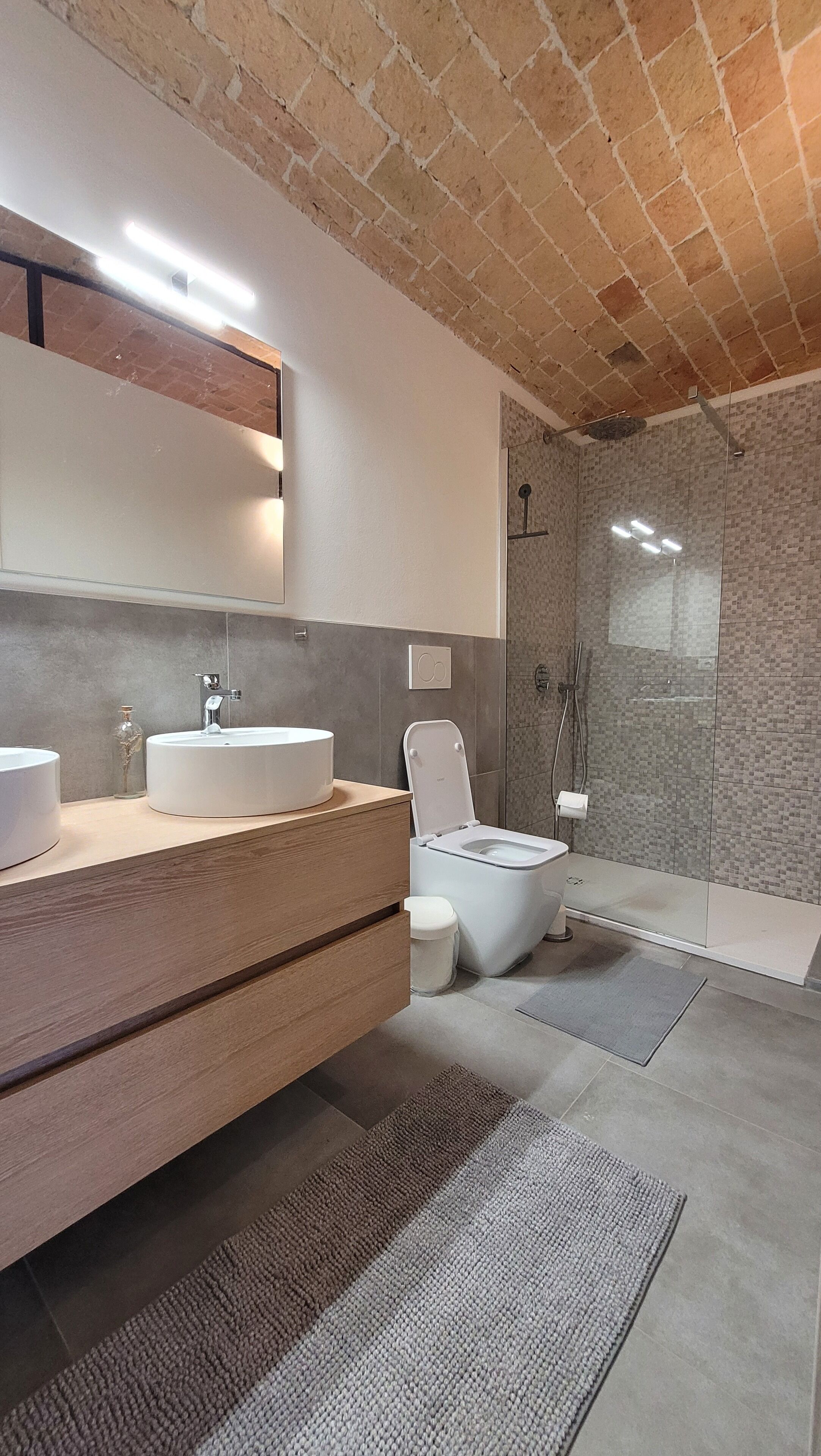 Badewanne, umweltfreundliche Kosmetikartikel, Haartrockner, Handtücher