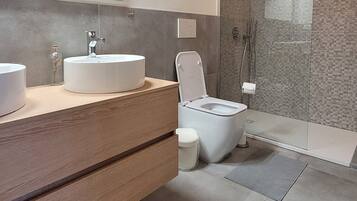 Badewanne, umweltfreundliche Kosmetikartikel, Haartrockner, Handtücher