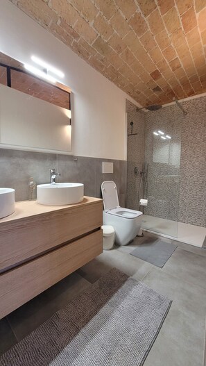 Baignoire, articles de toilette écologiques, sèche-cheveux