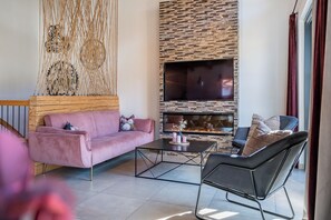 Una Smart TV, una chimenea, libros