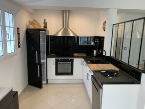 Fridge, microwave, oven, stovetop - Large house for up to 10 people with 4 bedrooms (Perigny)