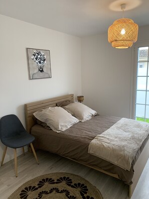 4 bedrooms, WiFi, bed sheets - Large house for up to 10 people with 4 bedrooms (Perigny)