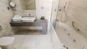Executive Suite | Bathroom | Hair dryer, towels, soap, shampoo