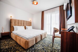 高級雙人房 | 迷你吧、書桌、手提電腦工作空間、免費 Wi-Fi