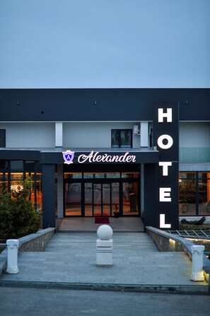 Vista frontal de la propiedad