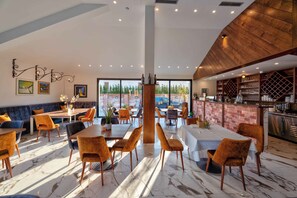 Desayuno buffet (EUR 8 por persona) 