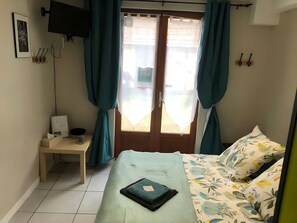 1 bedroom, bed sheets